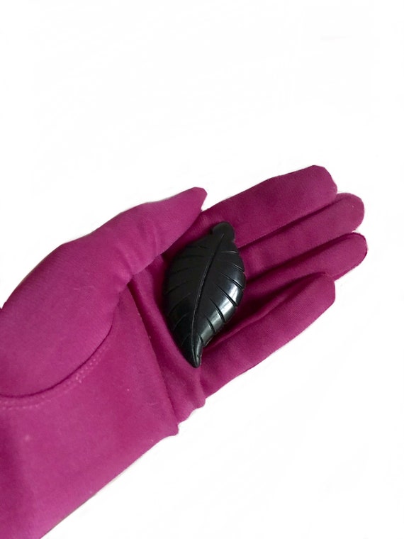 Mid Century black plastic leaf brooch/ 1950s nove… - image 4