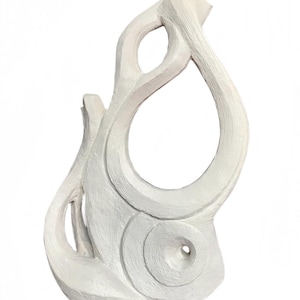 Pode incluir: Uma escultura branca texturizada com uma forma org&acirc;nica abstrata, linhas curvas e fluidas e um espa&ccedil;o central aberto. A superf&iacute;cie apresenta ranhuras paralelas finas e vis&iacute;veis por toda parte, criando uma apar&ecirc;ncia t&aacute;til e em camadas.