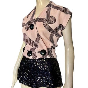 Blusa corta vintage anni '40 rosa e marrone con motivo a spirale / Top corto a portafoglio anni '40 stile seconda guerra mondiale con bottoni enormi, taglia S americana