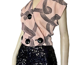 Blusa corta vintage de los años 40 con estampado de remolinos en rosa y marrón / Top corto cruzado estilo años 40 de la Segunda Guerra Mundial con botones grandes, talla S de EE. UU.