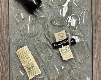 Konst med trasiga flaskor, väggdekor, whiskyflaskor