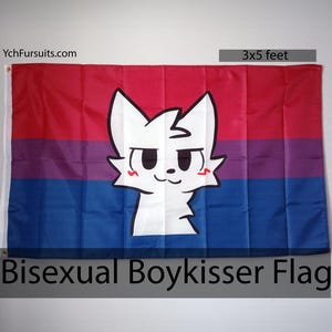 Puede incluir: Una bandera del orgullo bisexual con una cara de animal de dibujos animados de piel blanca en el centro. La bandera mide 3x5 pies y tiene un esquema de color rojo, morado, azul y azul oscuro. El texto "Bisexual Boykisser Flag" está impreso debajo de la bandera.