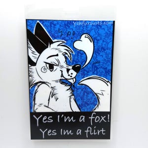 Puede incluir: Un zorro de dibujos animados en blanco y negro sobre un fondo azul. El zorro está guiñando un ojo y soplando una burbuja en forma de corazón. El texto debajo del zorro dice "¡Sí, soy un zorro! ¡Sí, soy un coqueteo!"