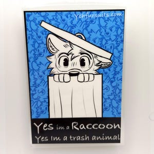 Op de afbeelding: Een rechthoekige sticker met een cartoon wasbeer die uit een vuilnisbak kijkt. De achtergrond is blauw met wasbeergezichten. De tekst op de sticker luidt "Yes I'm a Raccoon, Yes I'm a trash animal" en "Yehfursuits.com".