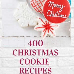 Könnte beinhalten: Eine Auswahl an Weihnachtsplätzchen in verschiedenen Formen, darunter Kugeln und Schneeflocken, verziert mit roter, weißer, blauer und grüner Glasur. Ein Keks trägt den Text "Merry Christmas". Das Bild zeigt auch kleine Geschenkboxen.