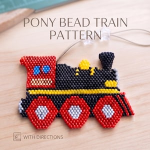 Può includere: Un motivo a treno realizzato con perline pony che raffigura una locomotiva nera con ruote rosse, cabina rossa e accenti gialli. Il design include finestrini blu e centri delle ruote bianchi. Il testo PONY BEAD TRAIN PATTERN e WITH DIRECTIONS è visibile.