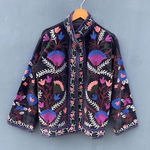 Handgemaakt fluwelen jasje – jas met geborduurde bloemen – festivalbovenkleding in Boho Suzani-stijl – etnische dameskleding