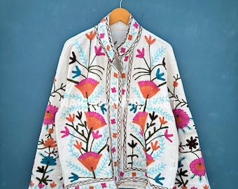 Handgjord vit broderad bomullsjacka | Färgglad blommig bohemisk design | Handgjord konstnärlig damkappa