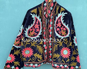 Chaqueta de terciopelo bordada estilo suzani hecha a mano / Abrigo floral bohemio / Ropa étnica para festivales / Chaqueta de invierno unisex