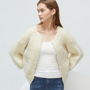 Handgestrickte Oversize-Frauen-Pullover klobige cremefarbene Wollstrickjacke