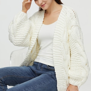 ハンドニットのオーバーサイズの女性用コットンセーター、厚手のゆったりした白いケーブルニットのショートカーディガン