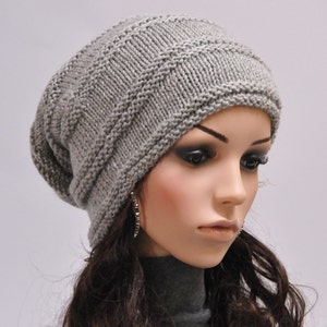 Handgestrickte Wollmütze Frau Wintermütze grau slouchy Hut