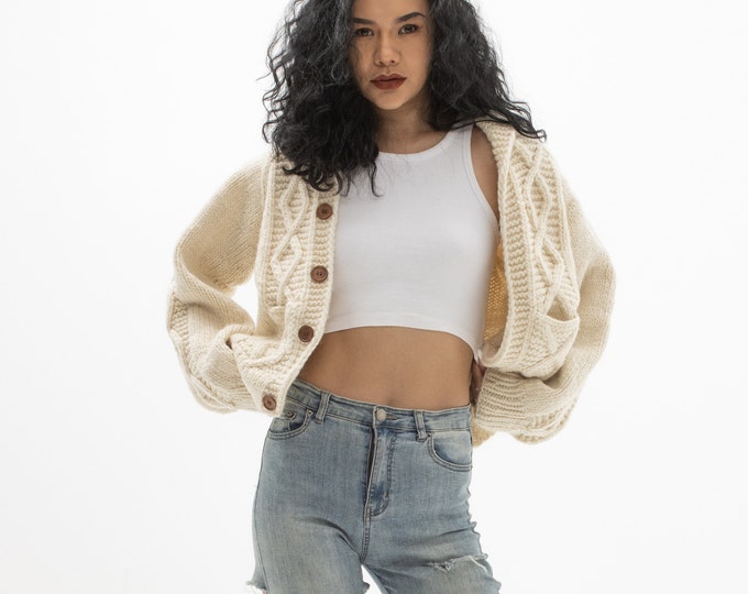 Hand knit oversize woman cropped cardigan sweater chunky slouchy wool knit cardigan cream