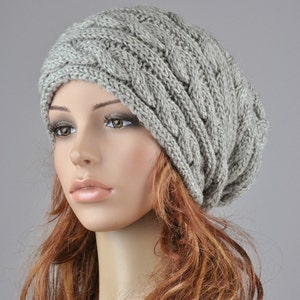 Bonnet ample gris tricoté à la main : mélange de laine à motif torsadé