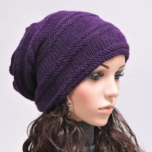 Bonnet ample en laine pour femme et homme tricoté à la main violet foncé