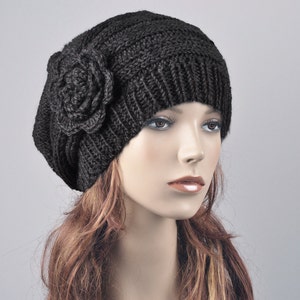 Cappello lavorato a mano, berretto oversize con fiore all&#39;uncinetto, cappello da donna in lana nera