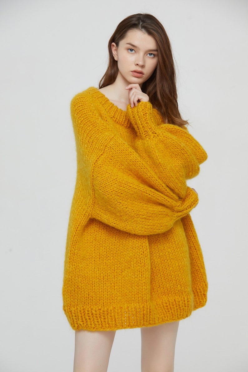 K&ouml;nnte beinhalten: Ein gelber, &uuml;bergro&szlig;er Strickpullover mit lockerer Passform und langen &Auml;rmeln.