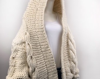 Handgestrickter Oversize Damen Kapuzenpullover chunky slouchy Creme Wolle Kabel Strick Cardigan