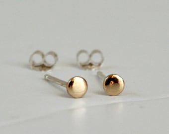 Minuscules clous d'oreilles ronds de 3 mm remplis d'or jaune 14/20 avec finition polie et tiges et dos argentés