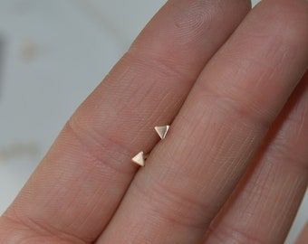 Petites puces d'oreilles triangulaires de 3 mm, Petits clous, Micro-boucles d'oreilles, Gold Filled, Or rose, Minimal, Piercing du cartilage, Finition brossée