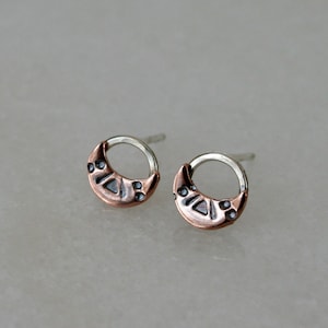 Boucles d&#39;oreilles en cuivre et argent aux formes de lune uniques, clous d&#39;oreilles de lune en cuivre estampé, bijoux en cuivre rustiques, boucles d&#39;oreilles à cercle ouvert, western