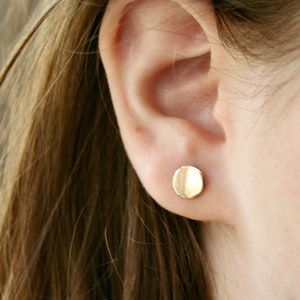 Boucles d'oreilles plates cercle en or, clous d'oreilles pois, clous d'oreilles 8 mm en or jaune, finition polie, bijoux minimalistes