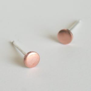 Clous d'oreilles point de cuivre minimal de 4 mm, boucles d'oreilles disque en cuivre, boucles d'oreilles cercle en cuivre, petites boucles d'oreilles, petites boucles d'oreilles, cadeau pour elle