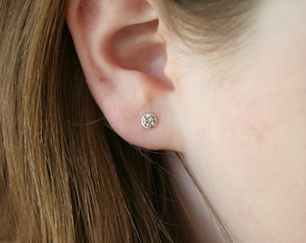 Petites boucles d'oreilles texturées en argent sterling de 4 mm, puces d'oreilles en argent martelé, minuscules puces d'oreilles minimales, boucles d'oreilles cartilage, bijoux de tous les jours