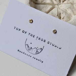 Pequeños pendientes chapados en oro, diseño minimalista de puntos con textura de estrella, 3 mm