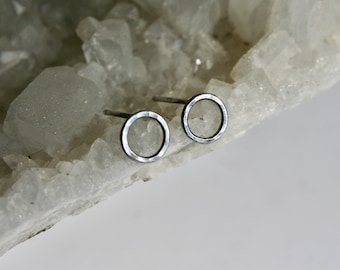 Boucles d'oreilles modernes en forme de cercle en argent martelé, 8 mm, finition patinée rustique, piercings au lobe et au cartilage, petits clous, bijoux assortis