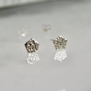 Geometric Hammered Silver Stud Earrings, Minimal Stud Earrings, Small Earrings, Hexagon Earrings, Pentagon Earrings, 925, Simple Jewelry