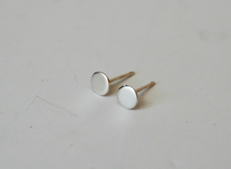 Clous d'oreilles ronds plats en argent sterling de 5 mm, finition brossée minimale, boucles d'oreilles à pois modernes, bijoux minimalistes, à combiner et à assortir image 1