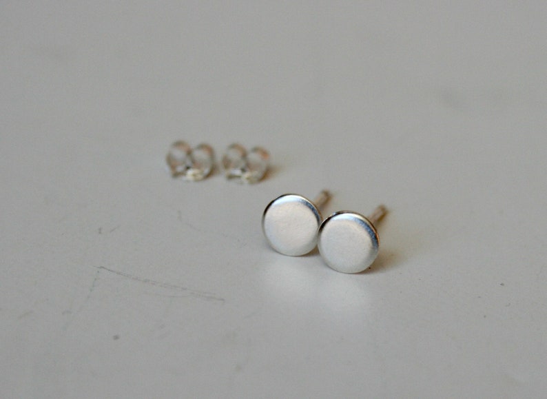 Clous d'oreilles ronds plats en argent sterling de 5 mm, finition brossée minimale, boucles d'oreilles à pois modernes, bijoux minimalistes, à combiner et à assortir image 2