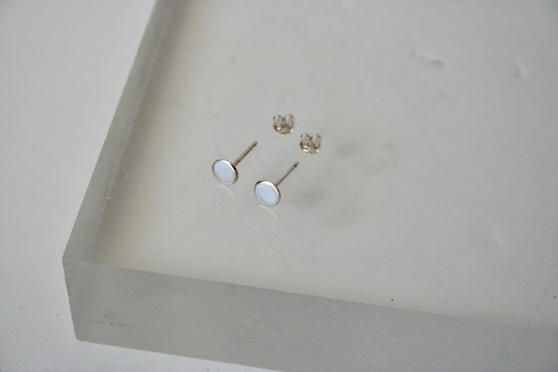 Clous d'oreilles ronds plats en argent sterling de 5 mm, finition brossée minimale, boucles d'oreilles à pois modernes, bijoux minimalistes, à combiner et à assortir image 7