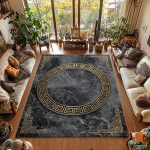 Pode incluir: Um tapete retangular grande com um padrão cinza escuro semelhante a mármore e um design de chave grega dourada. O tapete apresenta uma grande borda circular e detalhes nos cantos em dourado, adicionando um toque de elegância à sala. Mede cerca de 200 cm x 300 cm.