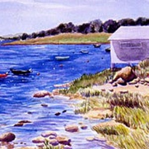 Peut inclure: Aquarelle d'une scène côtière avec une étendue d'eau bleue et plusieurs bateaux. Un bâtiment blanc au toit gris est à droite, et la végétation verte borde le rivage. Le ciel est bleu clair.