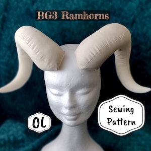 Può includere: Un cartamodello per un paio di corna di ariete bianche. Il cartamodello è etichettato "BG3 Ramhorns" e "Sewing Pattern".