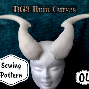 Op de afbeelding: Een witte schuimkopvorm met twee witte stoffen hoorns die aan de bovenkant zijn bevestigd. De hoorns zijn gebogen en hebben een getextureerd oppervlak. De tekst "BG3 Ruin Curves" staat in bruine letters bovenaan de afbeelding. De tekst "Sewing Pattern" staat in zwarte letters op een witte ovale vorm linksonder in de afbeelding. De tekst "OL" staat in zwarte letters op een witte ovale vorm rechtsonder in de afbeelding.