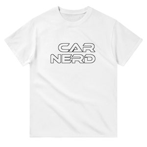 Op de afbeelding: Wit T-shirt met de tekst "CAR NERD" in zwarte, omrande letters. Het shirt heeft een ronde hals en korte mouwen. De stof lijkt zacht.