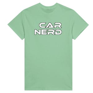 Op de afbeelding: Lichtgroen t-shirt met de tekst "CAR NERD" in witte blokletters met een zwarte omlijning. De tekst staat gecentreerd op de voorkant van het t-shirt. Het t-shirt heeft korte mouwen en een ronde hals.