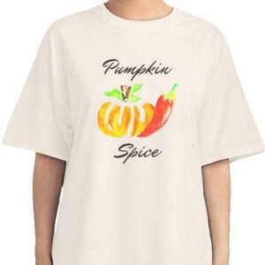 Könnte beinhalten: Ein weißes T-Shirt mit einer Aquarell-Illustration von einem Kürbis und einer Chilischote. Der Text "Pumpkin Spice" ist unter der Illustration gedruckt.