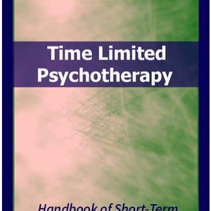 Könnte beinhalten: Buchcover mit einem Farbverlauf aus Grün- und Rosatönen. Der Titel "Time Limited Psychotherapy" steht in großer weißer Schrift auf einem lila Banner. Der Name des Autors, James Mann, steht oben, und der Untertitel lautet "Handbook of Short-Term Dynamic Psychotherapy."