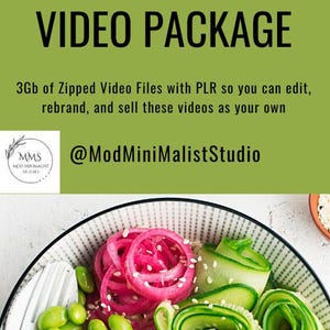 Könnte beinhalten: Eine Nahaufnahme einer Keto-Rezept-Schüssel mit rosa eingelegten Zwiebeln, grüner Gurke, Edamame, Seetang, Garnelen und Sesamsamen. Die Schüssel steht auf einer weißen Oberfläche. Der Text "KETO RECIPE VIDEO PACKAGE" befindet sich oben im Bild. Der Text "3Gb of Zipped Video Files with PLR so you can edit, rebrand, and sell these videos as your own" befindet sich unter dem Bild. Der Text "@ModMiniMalistStudio" befindet sich unter dem Text.