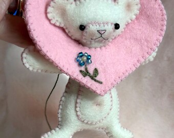 Patrón de costura de oso de fieltro con corazón para San Valentín