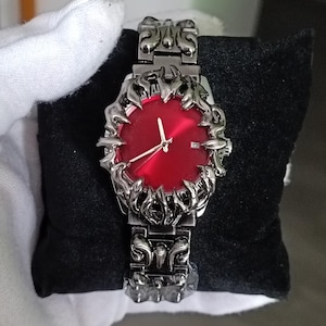 Reloj Opium Estilo Gótico con Garras de Acero Inoxidable Sólido Muy Hermoso Acabado en su Caja