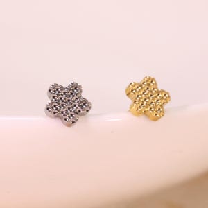 16G 18G Titanium Labret Stud Cartilage Earring Stud Flower Shape Internally Threaded Lobe Earring Lip Monroe Helix Tragus Piercing Jewelry