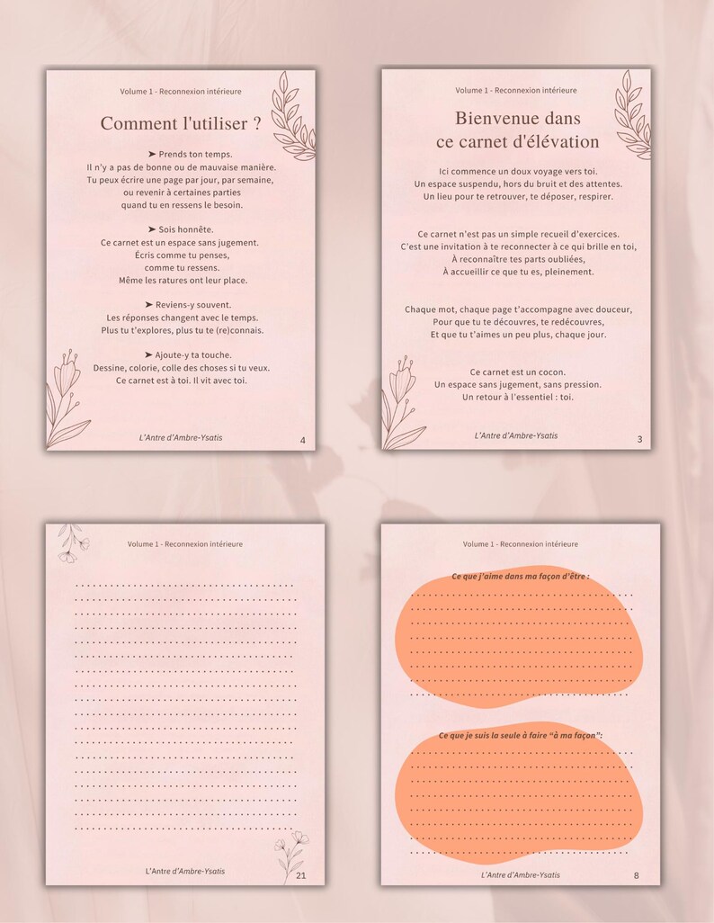 Op de afbeelding: Vier open notitieboeken met tekst en illustraties. De pagina's hebben een lichtroze achtergrond met Franse tekst. De notitieboeken heten "Volume 1 - Reconnexion int&eacute;rieure" en "L'Antre d'Ambre-Ysatis".