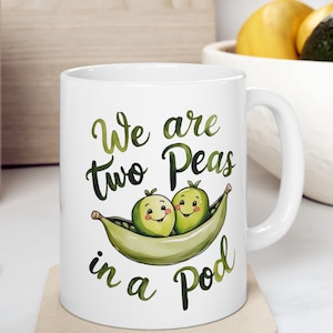 Caneca de cerâmica divertida com estampa de duas ervilhas numa vagem, presente para amigos.