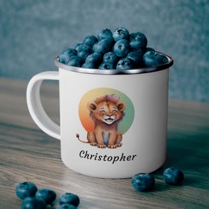 Taza de camping personalizada con esmalte de león bebé, taza para fogata para niños, taza de aventura al aire libre con nombre personalizado, regalo para niños, regalo para acampar