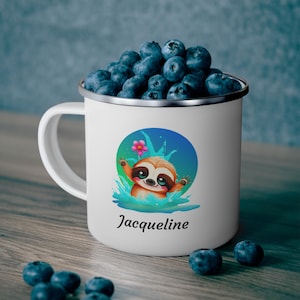Taza de esmalte con forma de perezoso, taza de camping personalizada para niñas, diseño de perezoso jugando, regalo para amantes de la naturaleza, taza de aventura al aire libre, taza con nombre personalizado